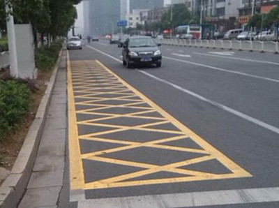 路边黄色网格线