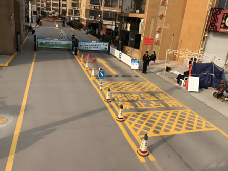 小区大门口划消防线